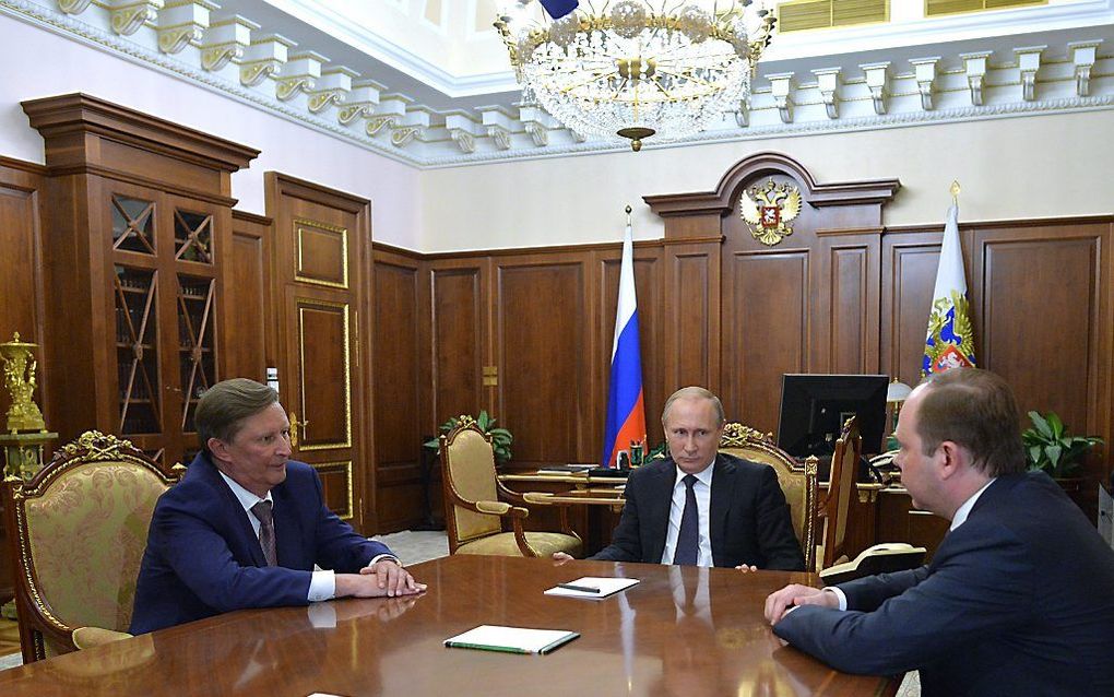 President Vladimir Putin (m.) ontmoet in het Kremlin Anton Vayno (r.) en Sergej Ivanov (l). beeld EPA