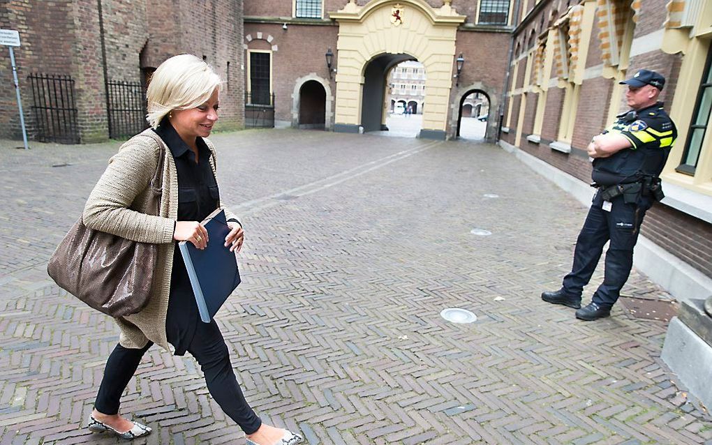 Minister van Defensie Jeanine Hennis-Plasschaert komt aan op het Binnenhof voor de wekelijkse ministerraad. beeld ANP