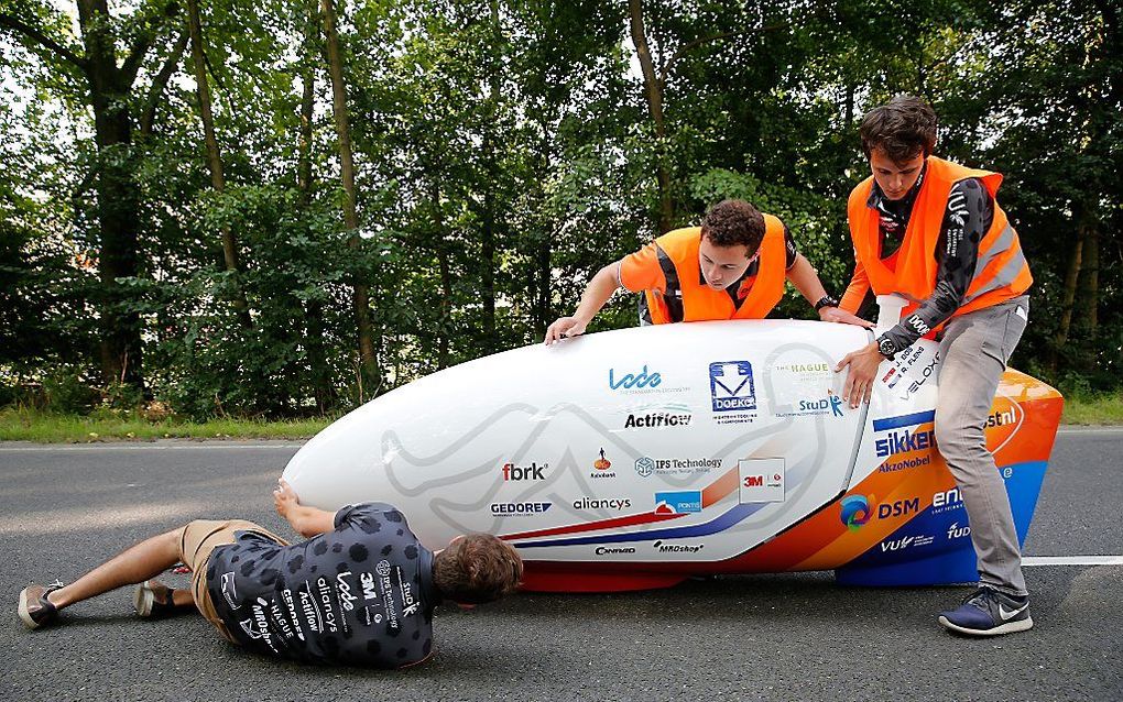 Studenten van de TU Delft en VU Amsterdam testen hun nieuwste aerodynamische ligfiets de VeloX 6. beeld ANP