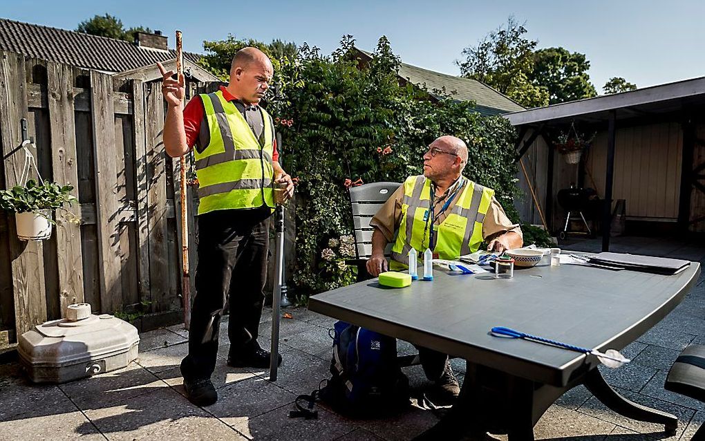 Inspecteurs van de Nederlandse Voedsel- en Warenautoriteit zijn op zoek in tuinen van bewoners naar de Aziatische tijgermug. beeld ANP