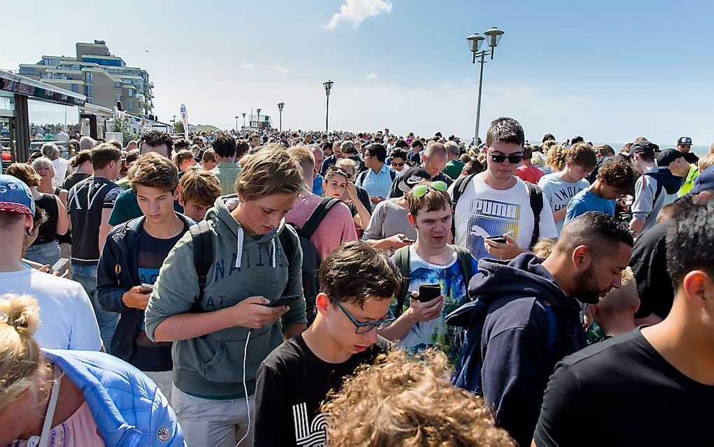 Pokemon-jagers komen in grote getalen bijeen in Kijkduin. beeld ANP