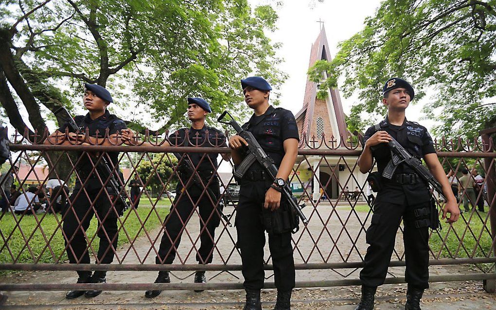 Politieagenten bij de kerk in Medan waar de aanslag plaatsvond. beeld EPA