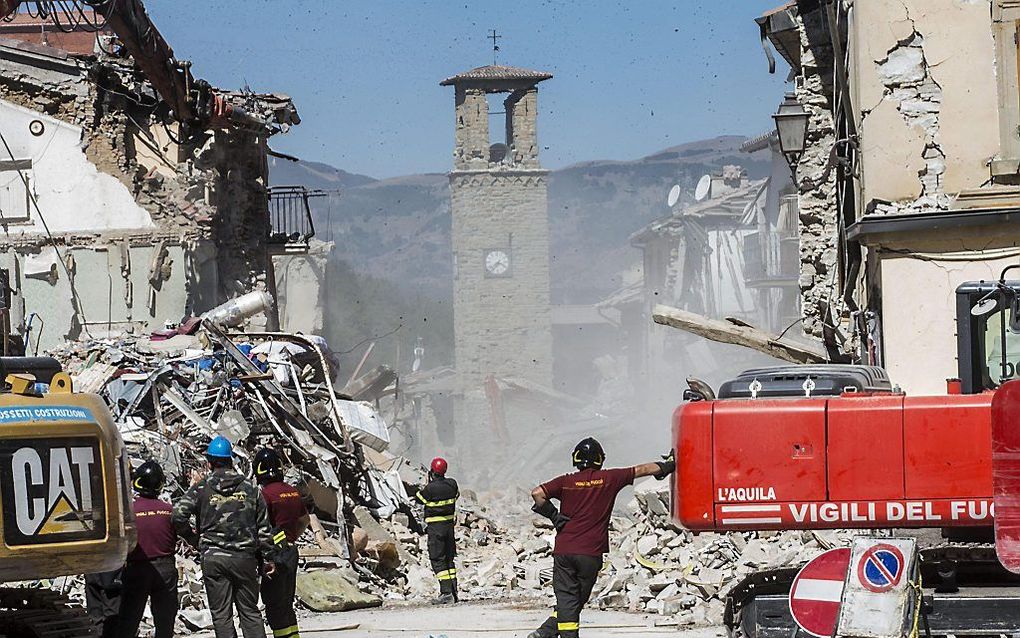 Hulpverleners in Amatrice. beeld EPA