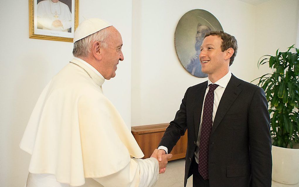 Zuckerberg op bezoek bij paus Franciscus in augustus 2016. beeld AFP