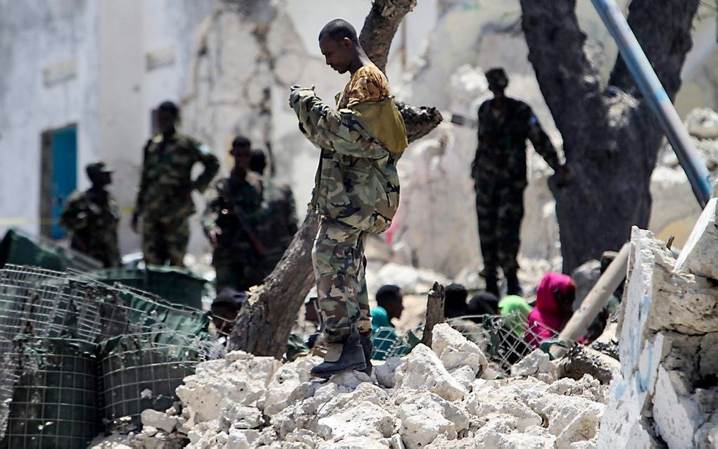 Een soldaat op de plek van de aanslag in Mogadishu. Beeld AFP