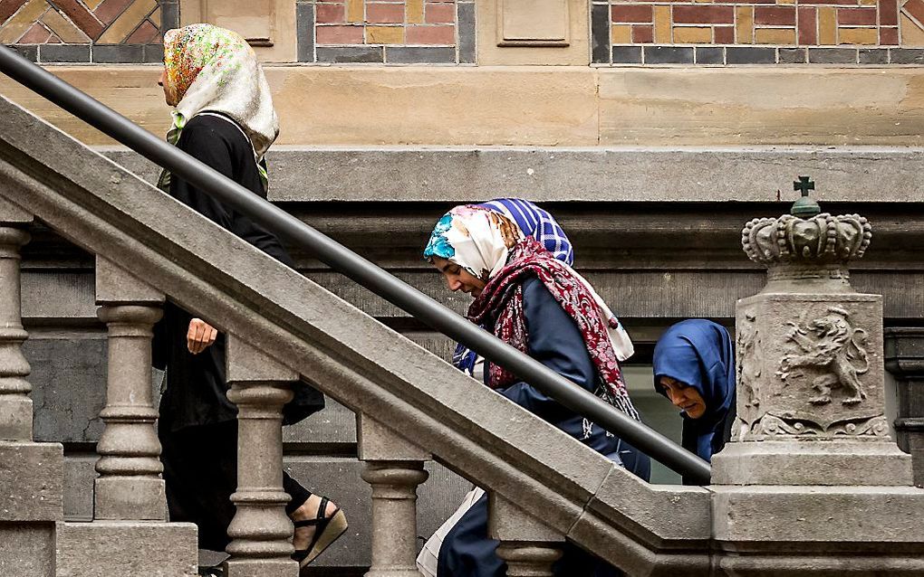 Bezoekers komen aan bij de rechtbank voor het kort geding. De Stichting Islamitisch Onderwijs Zaanstad (SIOZ) sleept vier ouders voor de rechter om negatieve uitlatingen over de vermeende Gulen-basisschool De Roos. beeld ANP