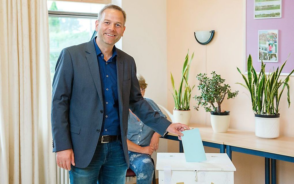 Holm (AfD) brengt zijn stem uit. beeld AFP