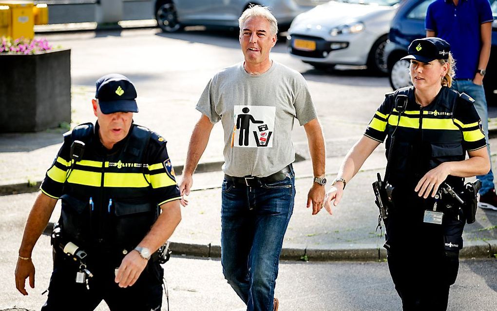 De Nederlandse Pegida-voorman Edwin Wagensveld droeg tijdens een demonstratie een spandoek met een hakenkruis erop. Hij werd daarvoor vorige maand opgepakt. beeld ANP