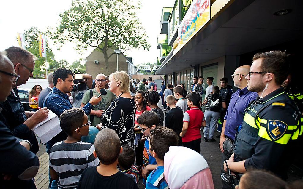 Burgemeester Geke Faber brengt een bezoek aan de Vomar supermarkt in de wijk Poelenburg, naar aanleiding van problemen met hangjongeren de week. beeld ANP