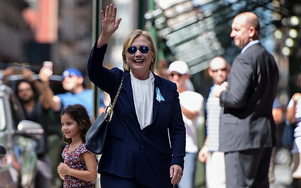 Clinton verlaat het appartement van haar dochter in New York, nadat ze een paar uur eerder onwel werd. beeld AFP