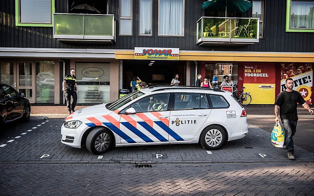 Politie voor de Vomar supermarkt in de wijk Poelenburg in Zaandam. beeld ANP