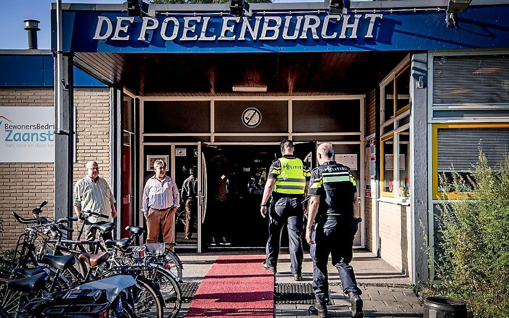 Belangstellenden komen aan bij de Poelenburcht voor de bijeenkomst van de gemeente Zaanstad over de jeugdoverlast in de wijk Poelenburg. beeld ANP