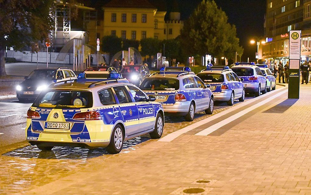 Politie op de Kornmarkt in het Oost-Duitse Bautzen. beeld EPA