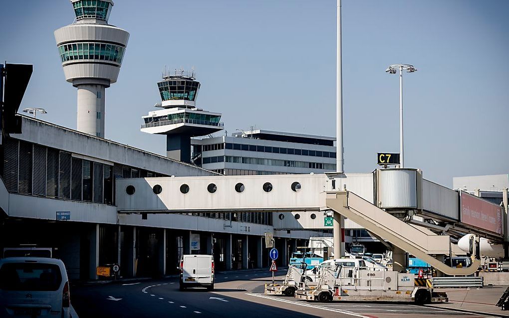 De luchtverkeerstoren op luchthaven Schiphol. beeld ANP