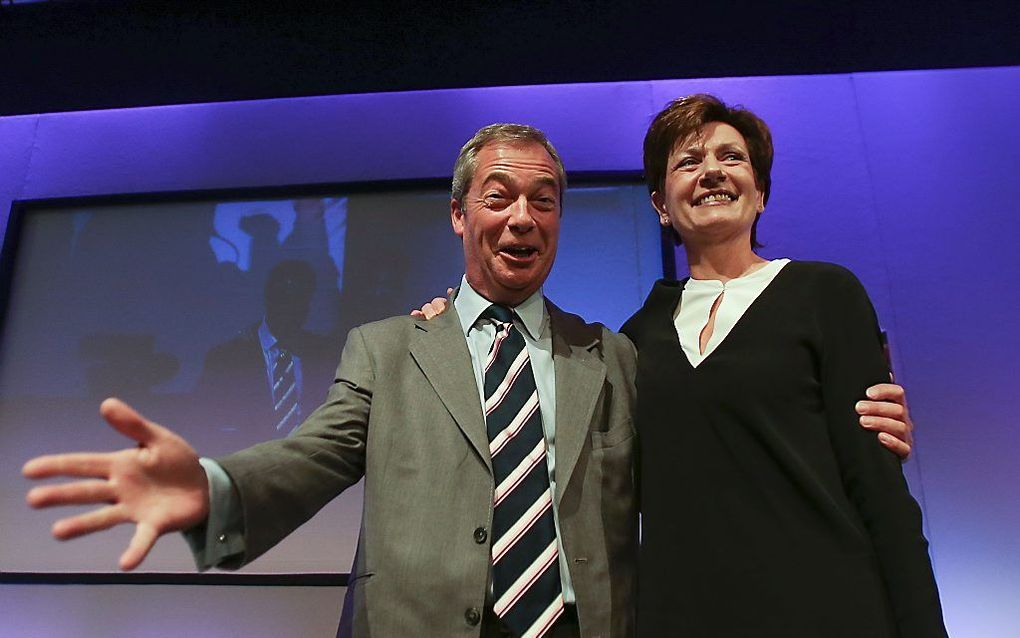 Nigel Farage (l.) en Diane James. beeld AFP