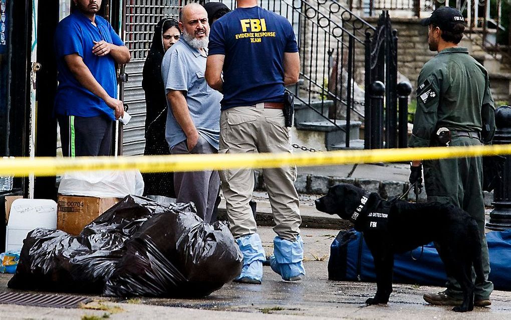 De vader van verdachte Ahmad Khan Rahami spreekt met de FBI. beeld AFP