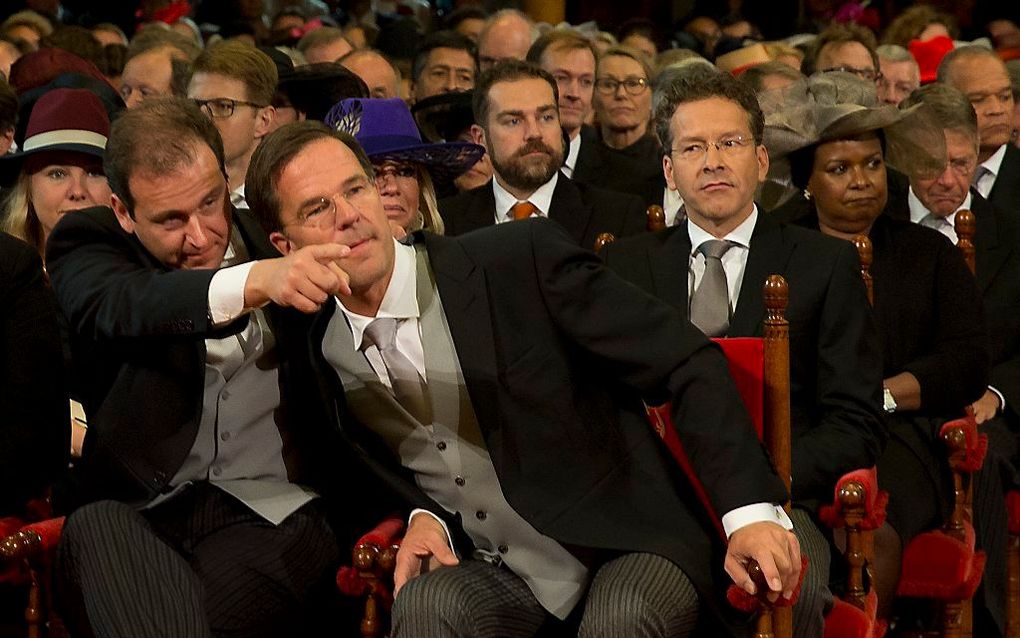 Premier Rutte luistert naar de troonrede van de koning. beeld ANP