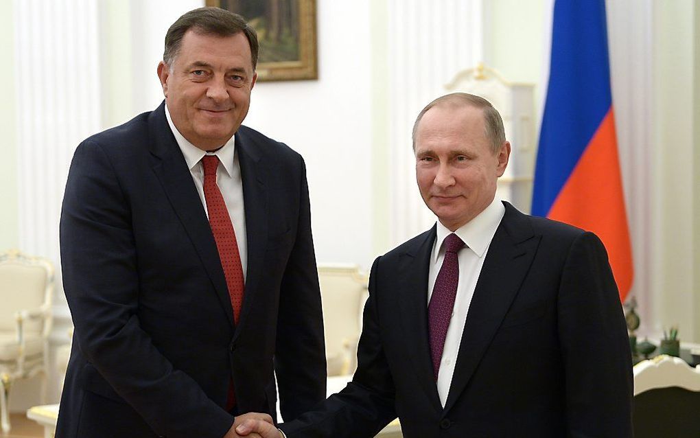 Dodik (l.) en Poetin. beeld AFP