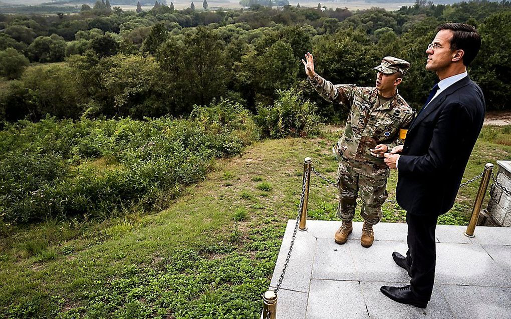 Rutte op de grens van de Korea's. beeld ANP