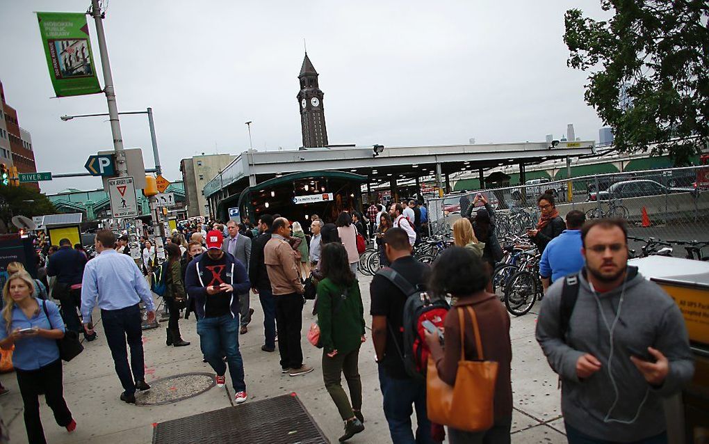 Tientallen mensen raakten volgens ooggetuigen gewond toen een trein in de Amerikaanse staat New Jersey crashte in een station. beeld AFP