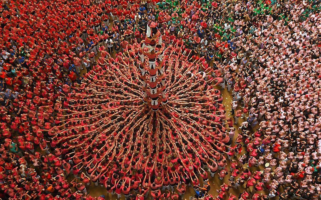 Mensen vormen een menselijke toren op een festival in het Spaanse Tarragona. beeld AFP