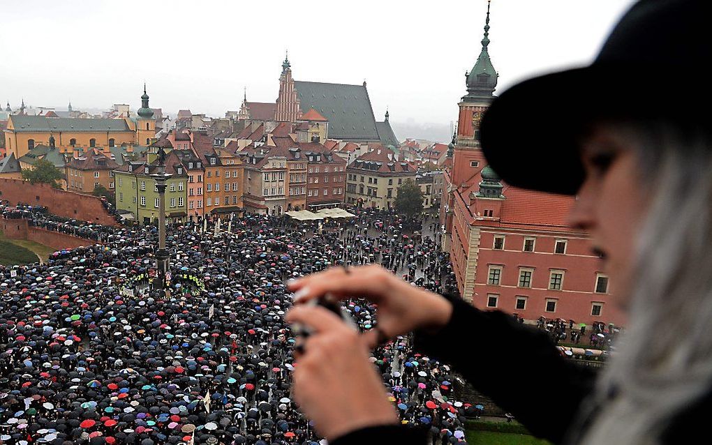 Groot protest tegen abortus in Warschau. beeld AFP