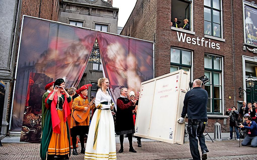 Met een feestelijke ceremonie worden vijf gestolen schilderijen uit Oekraine teruggebracht naar het Westfries Museum. In de nacht van 9 op 10 januari 2005 werden bij een roof in het Westfries Museum 24 schilderijen en 70 stukken zilverwerk gestolen.  beel