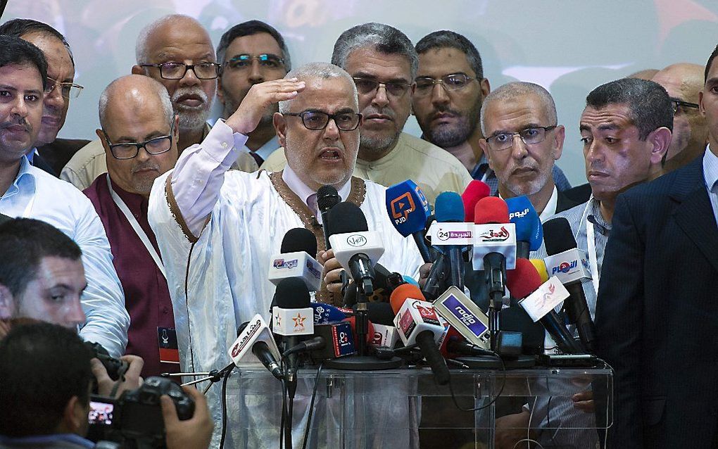 Abdelilah Benkirane, de PJD-partijleider tijdens een persconferentie naar aanleiding van de voorlopige overwinning van zijn partij. beeld AFP