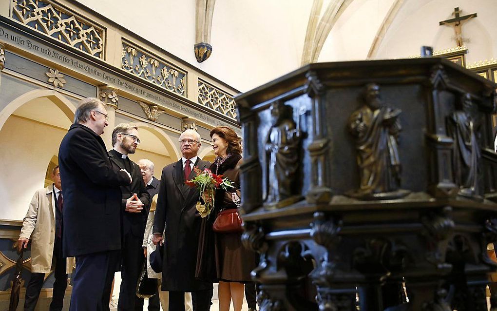 De Zweedse koning Carl Gustaf en koningin Silvia zaterdag in Wittenberg. beeld AFP