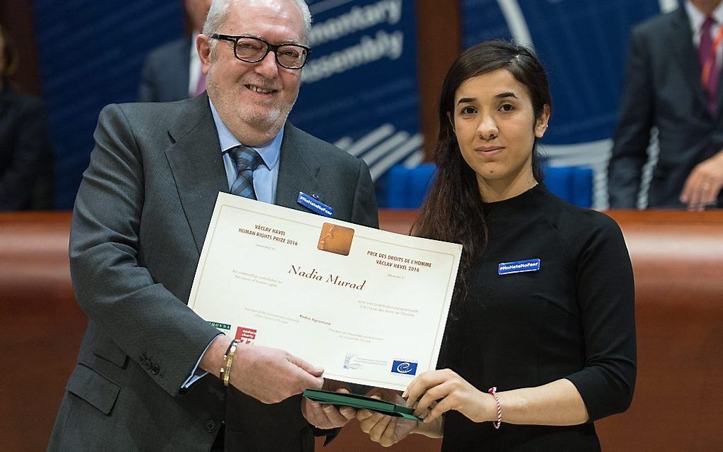 Nadia Murad neemt maandag de prijs in ontvangst. beeld EPA