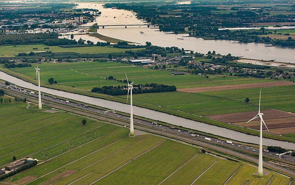 Windmolens langs de A15 bij Hardinxveld-Giessendam. beeld ANP