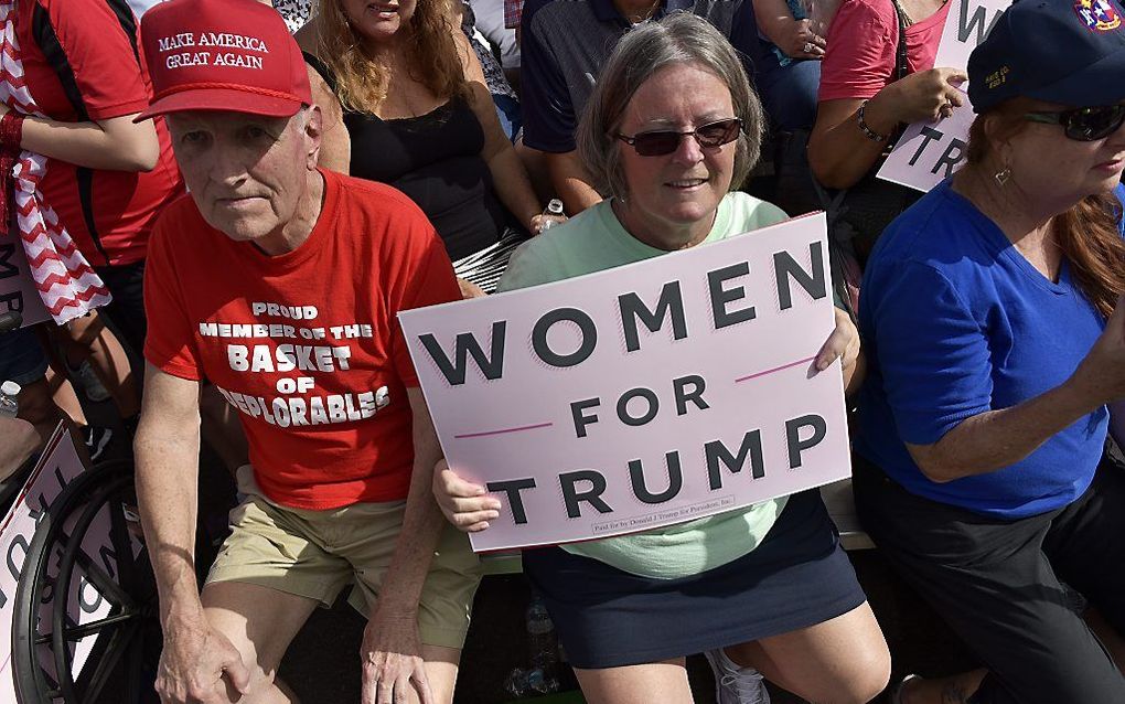 Een Republikeinse supporter betuigt haar steun aan presidentskandidaat Trump. “The Donald” sprak woensdag op een luchthaven in Lakeland, Florida. beeld AFP