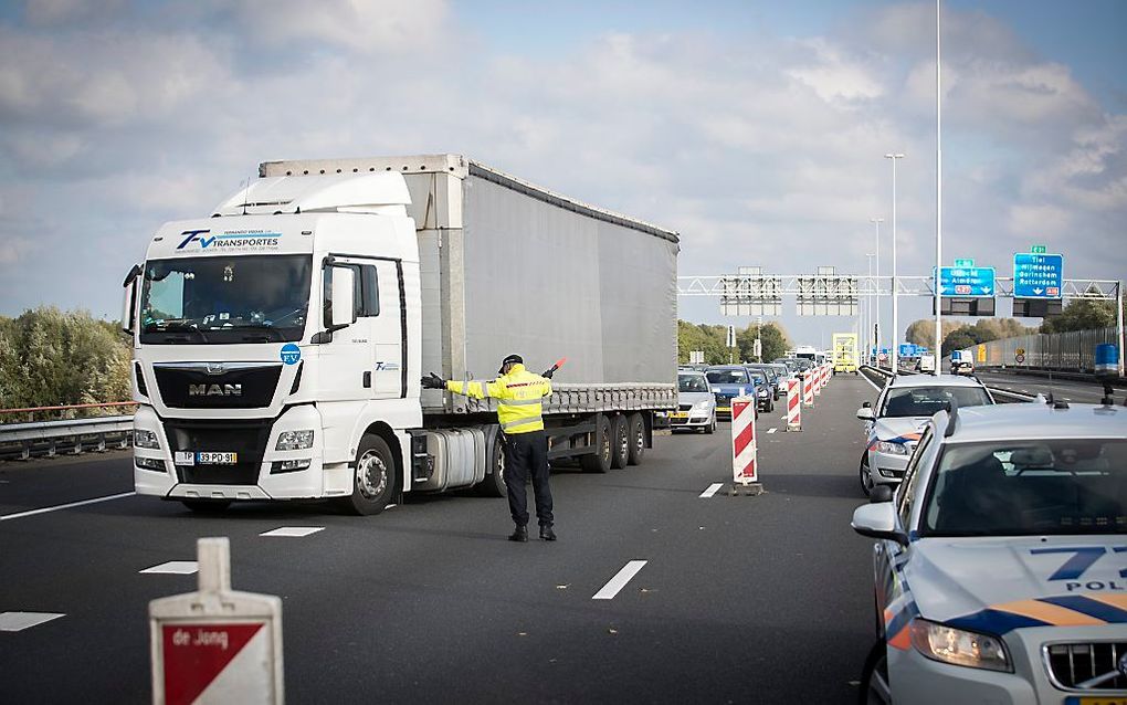 Verkeerscontrole bij de Merwedebrug leidt tot verkeerschaos. beeld ANP