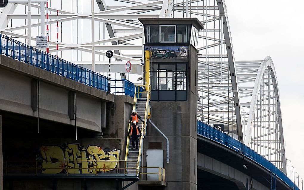 De Merwedebrug op de A27 bij Gorinchem gaat vrijdag om 05.00 uur weer open voor zwaar verkeer. Vrachtwagens en bussen mogen dan weer over de brug rijden.  beeld ANP