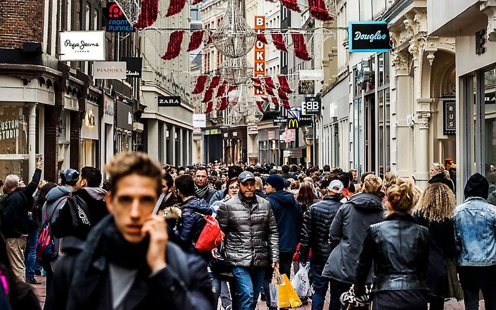 Winkelend publiek in de Kalverstraat in Amsterdam. beeld ANP, Remko de Waal