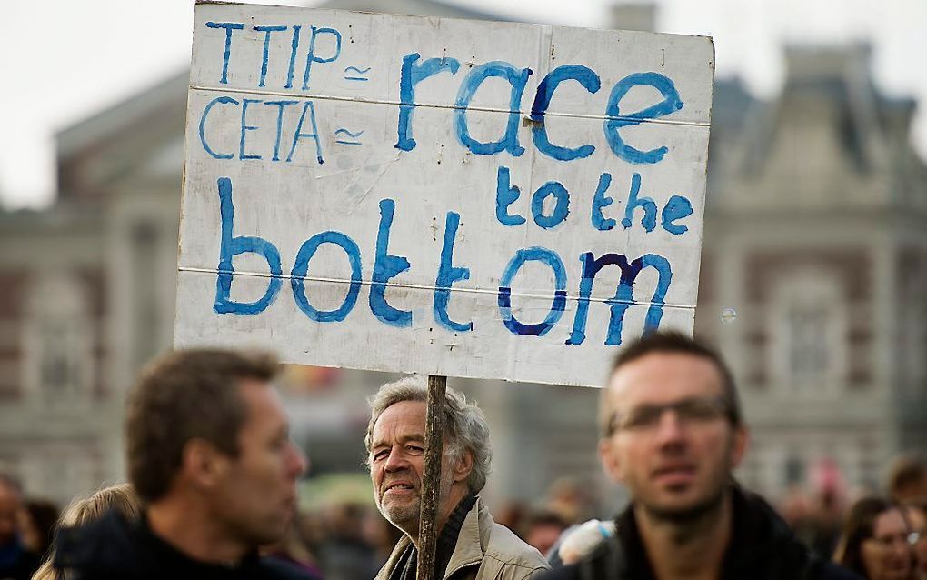 In Amsterdam werd zaterdag gedemonstreerd tegen de handelsverdragen CETA en TTIP. beeld ANP, Marten van Dijl