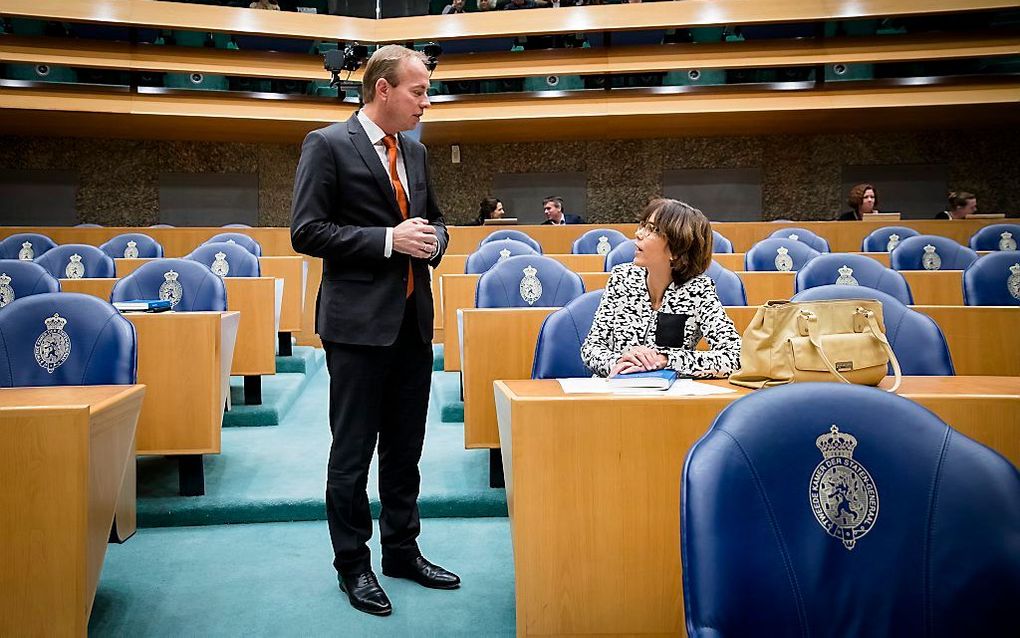 Kees van der Staaij (SGP) en Carla Dik (Christenunie, r.) voor aanvang van een Kamerdebat. beeld ANP