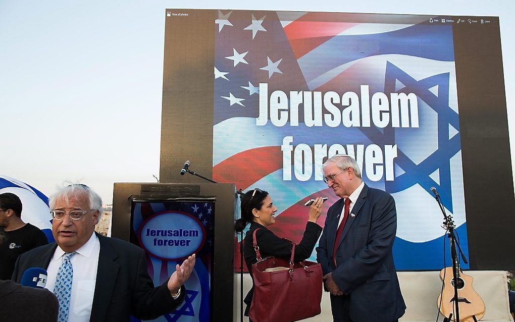 Trump’s Israëladviseur David Friedman (links) geeft een interview. beeld EPA