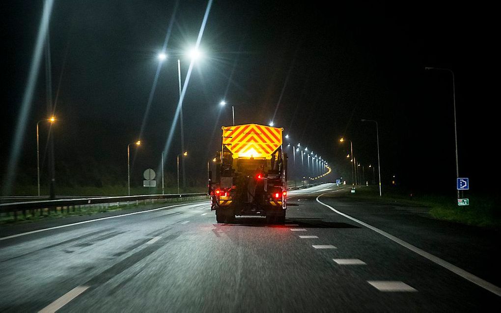 Strooiwagen in de nacht naar dinsdag op de weg in Groningen. beeld ANP