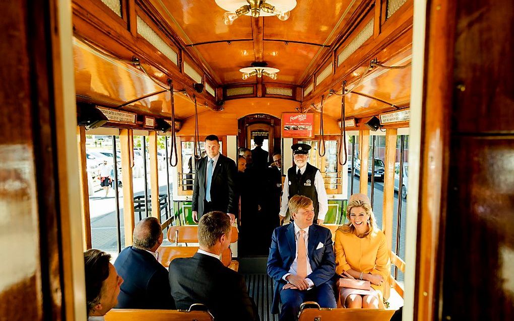 Koning Willem-Alexander en koningin Maxima tijdens hun tramrit door Christchurch op de tweede dag van hun staatsbezoek aan Nieuw-Zeeland. beeld ANP