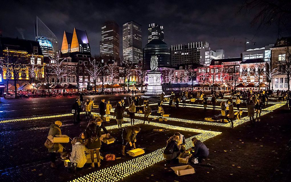 Vrouwen plaatsen waxinelichtjes op het Plein tijdens het uur van licht, een manifestatie van de SGP om aandacht te vragen voor abortus. beeld ANP, Bart Maat