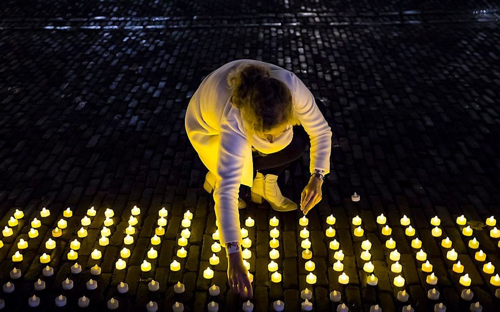 DEN HAAG - Vrouwen plaatsen waxinelichtjes op het Plein tijdens het uur van licht, een manifestatie van de SGP om aandacht te vragen voor abortus. ANP BART MAAT