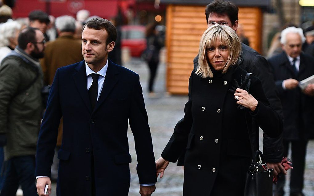 Emmanuel Macron en zijn vrouw Brigitte Trogneux. beeld AFP