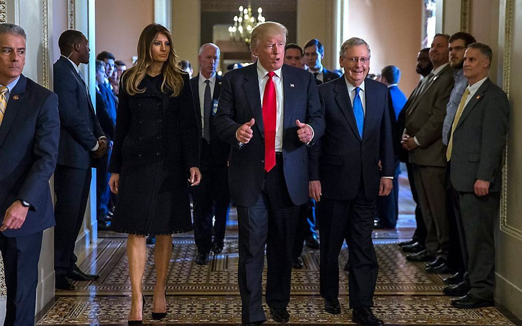 Trump en zijn vrouw komen aan bij het Witte Huis. beeld EPA