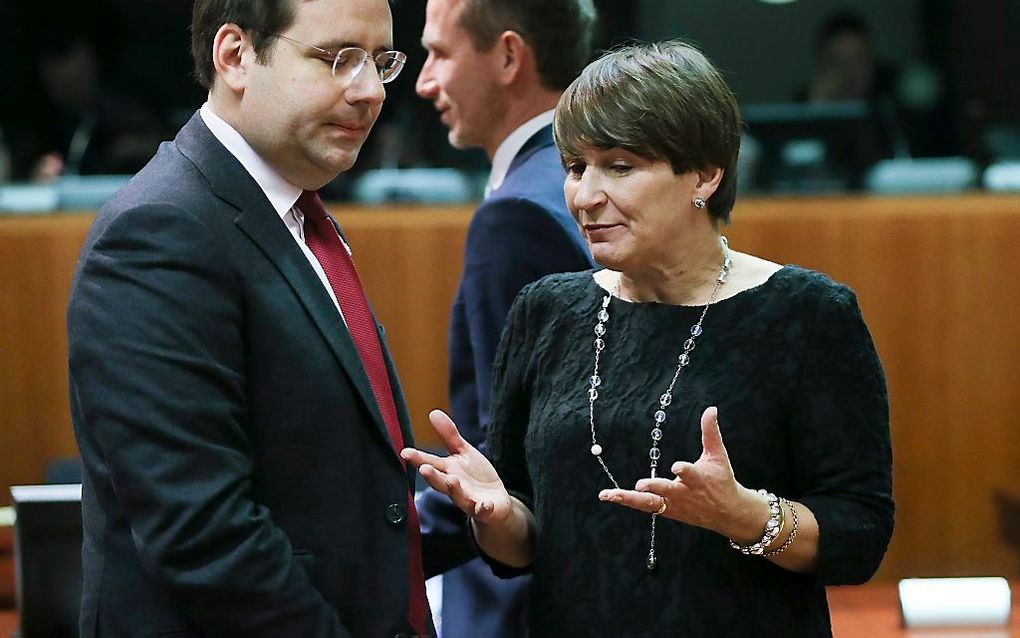 Minister Ploumen (r.) in gesprek met de Franse staatssecretaris Matthias Fekl (l.). beeld EPA, Olivier Hoslet