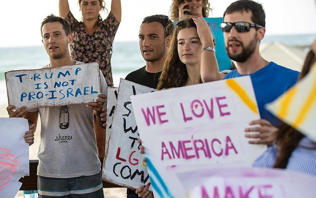 Demonstraten voor de Amerikaanse ambassade in Tel Aviv, Israël. beeld AFP