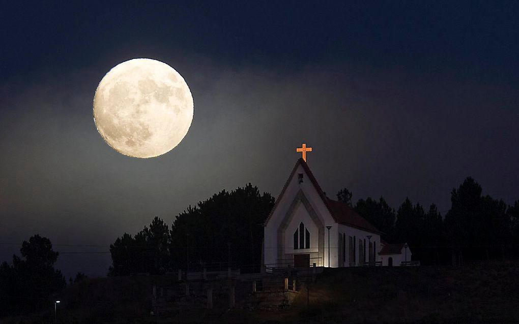 De zogenaamde supermaan, in de nacht naar maandag, vastgelegd vanuit Portugal. beeld EPA