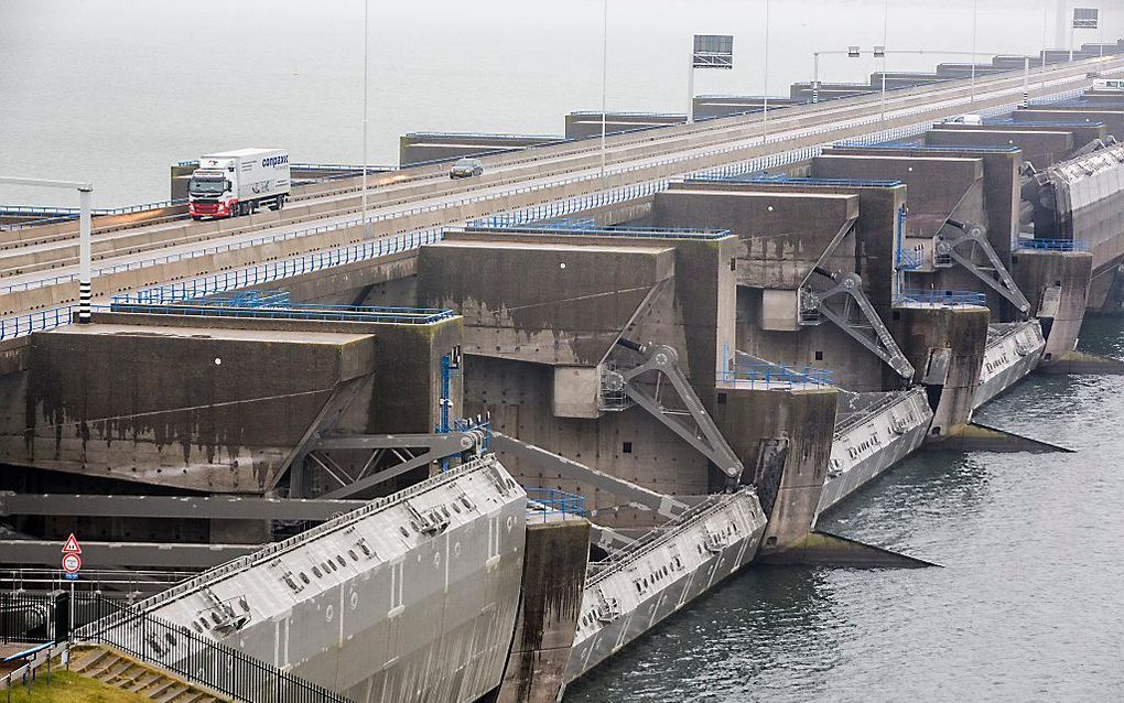 De sluizen tussen de Noordzee en de monding van het Haringvliet regelen het waterpeil in het gebied tussen Voorne-Putten en Goeree-Overflakkee. beeld ANP