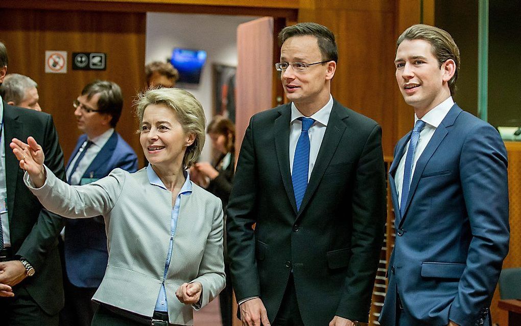 De Duitse minister van Defensie Ursula von der Leyen, de Hongaarse minister van Buitenlandse Zaken Peter Szijjarto en zijn Oostenrijkse collega Sebastian Kurz (v.l.n.r.). beeld EPA