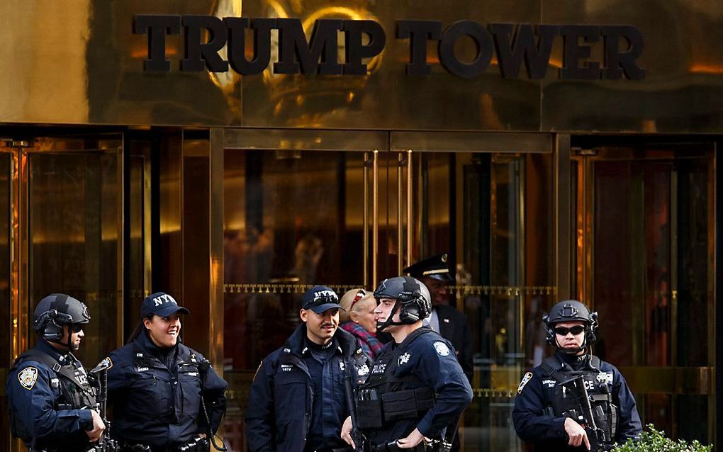 Politie voor Trump Tower in New York. Beeld EPA